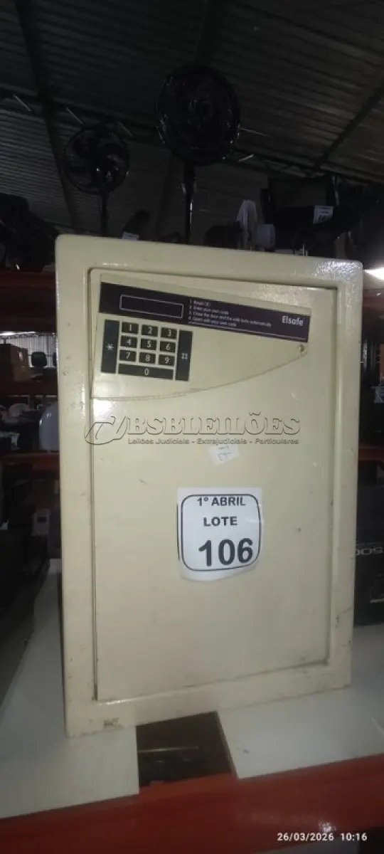 LOTE 106 - 01 COFRE. (NO ESTADO) ATENÇÃO! FAZER A VISITAÇÃO ANTES DE ARREMATAR, NÃO SABEMOS SE FUNCIONA, LEILÃO NÃO TEM GARANTIA E NEM DEVOLUÇÃO, SUJEITO A POSSÍVEIS AVARIAS VISÍVEIS/OCULTAS E/OU AUSÊNCIA DE COMPONENTES.