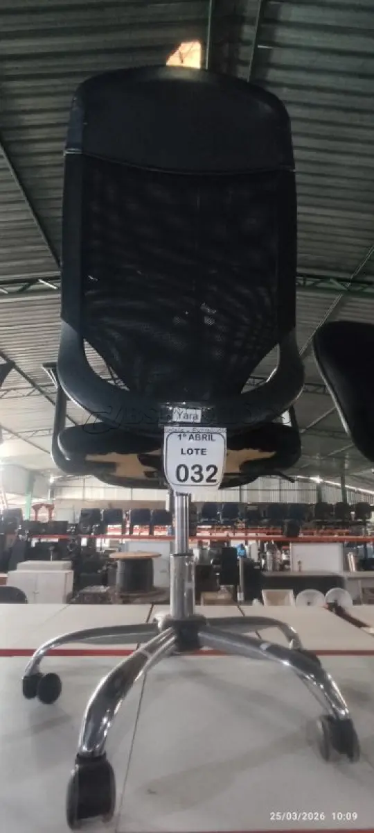 LOTE 032 - 01 CADEIRA DE ESCRITÓRIO GIRATÓRIA NA COR PRETA. (NO ESTADO) ATENÇÃO! FAZER A VISITAÇÃO ANTES DE ARREMATAR, NÃO SABEMOS SE FUNCIONA, LEILÃO NÃO TEM GARANTIA E NEM DEVOLUÇÃO, SUJEITO A POSSÍVEIS AVARIAS VISÍVEIS/OCULTAS E/OU AUSÊNCIA DE COMPONENTES.
