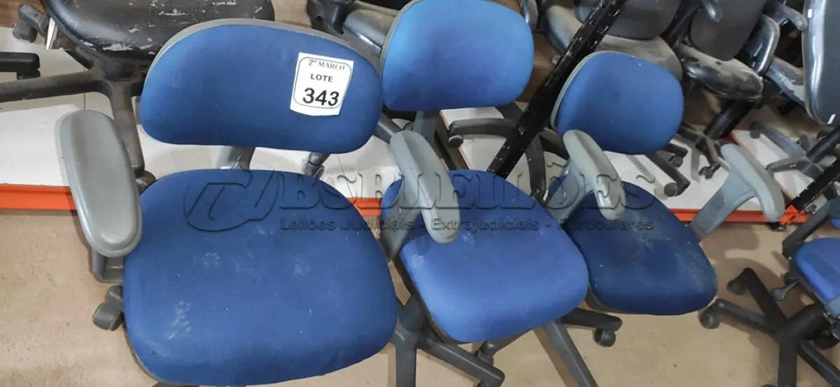 LOTE 343 - 03 CADEIRAS GIRATÓRIAS NA COR AZUL. (NO ESTADO) ATENÇÃO! FAZER A VISITAÇÃO ANTES DE ARREMATAR, NÃO SABEMOS SE FUNCIONA, LEILÃO NÃO TEM GARANTIA E NEM DEVOLUÇÃO, SUJEITO A POSSÍVEIS AVARIAS VISÍVEIS/OCULTAS E/OU AUSÊNCIA DE COMPONENTES.