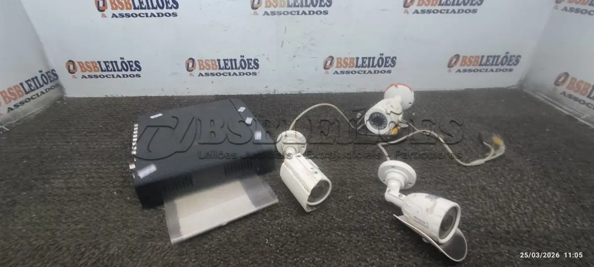 LOTE 046 - 01 APARELHO DVR MARCA HIKVISION E 03 CÂMERAS DE MONITORAMENTO. (NO ESTADO) ATENÇÃO! FAZER A VISITAÇÃO ANTES DE ARREMATAR, NÃO SABEMOS SE FUNCIONA, LEILÃO NÃO TEM GARANTIA E NEM DEVOLUÇÃO, SUJEITO A POSSÍVEIS AVARIAS VISÍVEIS/OCULTAS E/OU AUSÊNCIA DE COMPONENTES.