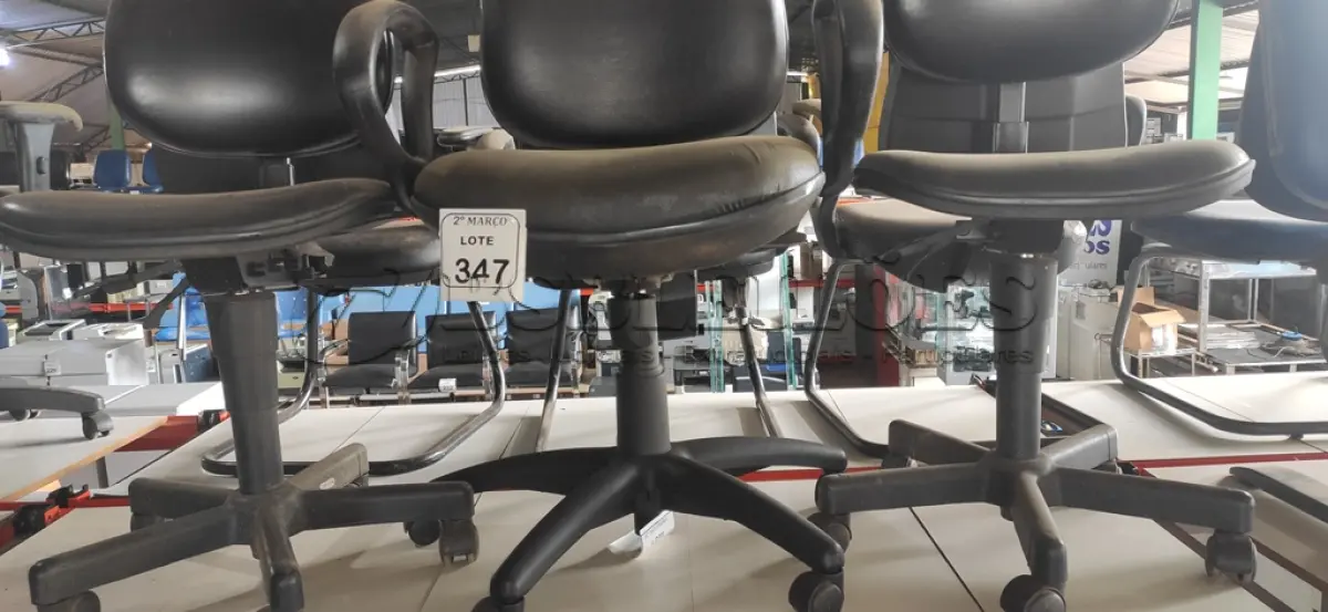 LOTE 347 - 03 CADEIRAS GIRATÓRIAS NA COR PRETA. (NO ESTADO) ATENÇÃO! FAZER A VISITAÇÃO ANTES DE ARREMATAR, NÃO SABEMOS SE FUNCIONA, LEILÃO NÃO TEM GARANTIA E NEM DEVOLUÇÃO, SUJEITO A POSSÍVEIS AVARIAS VISÍVEIS/OCULTAS E/OU AUSÊNCIA DE COMPONENTES.