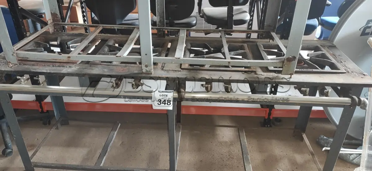 LOTE 348 - 01 FOGÃO INDUSTRIAL DE 04 BOCAS INCOMPLETO. (NO ESTADO) ATENÇÃO! FAZER A VISITAÇÃO ANTES DE ARREMATAR, NÃO SABEMOS SE FUNCIONA, LEILÃO NÃO TEM GARANTIA E NEM DEVOLUÇÃO, SUJEITO A POSSÍVEIS AVARIAS VISÍVEIS/OCULTAS E/OU AUSÊNCIA DE COMPONENTES.