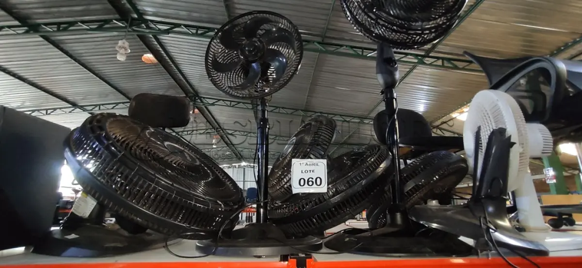 LOTE 060 - 01 LOTE COM VÁRIOS VENTILADORES DE MARCAS E MODELOS DIVERSOS PARA RETIRADA DE PEÇAS. (NO ESTADO) ATENÇÃO! FAZER A VISITAÇÃO ANTES DE ARREMATAR, NÃO SABEMOS SE FUNCIONA, LEILÃO NÃO TEM GARANTIA E NEM DEVOLUÇÃO, SUJEITO A POSSÍVEIS AVARIAS VISÍVEIS/OCULTAS E/OU AUSÊNCIA DE COMPONENTES.