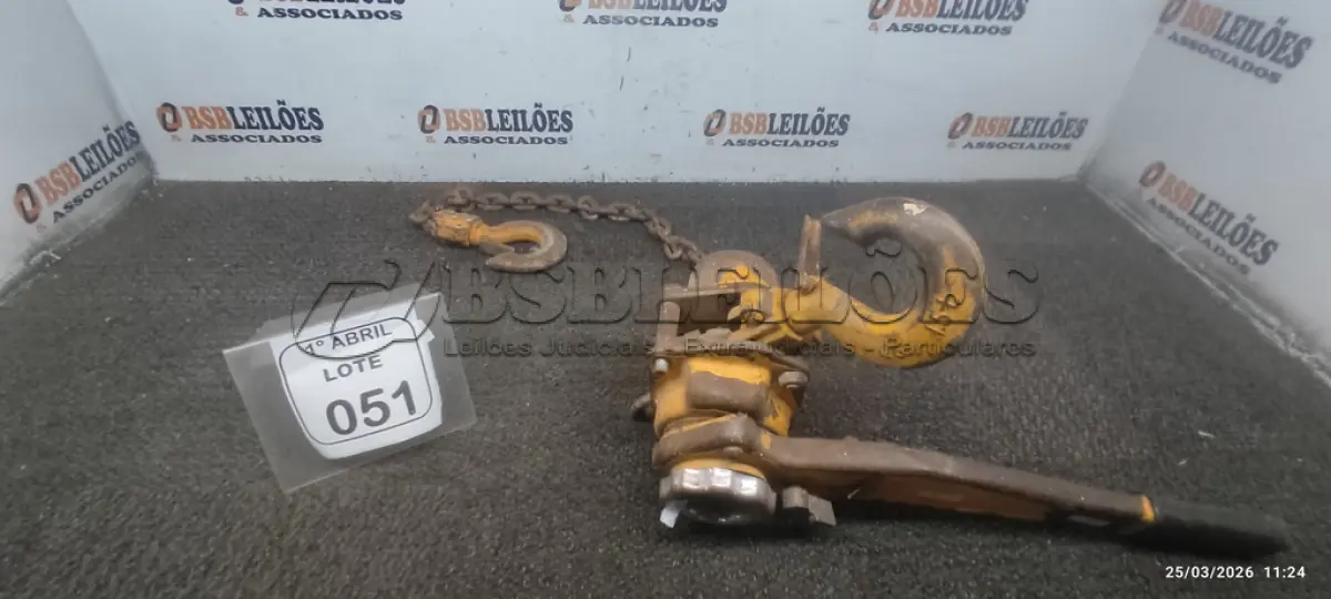 LOTE 051 - 01 TALHA MANUAL DE ALAVANCA. (NO ESTADO) ATENÇÃO! FAZER A VISITAÇÃO ANTES DE ARREMATAR, NÃO SABEMOS SE FUNCIONA, LEILÃO NÃO TEM GARANTIA E NEM DEVOLUÇÃO, SUJEITO A POSSÍVEIS AVARIAS VISÍVEIS/OCULTAS E/OU AUSÊNCIA DE COMPONENTES.