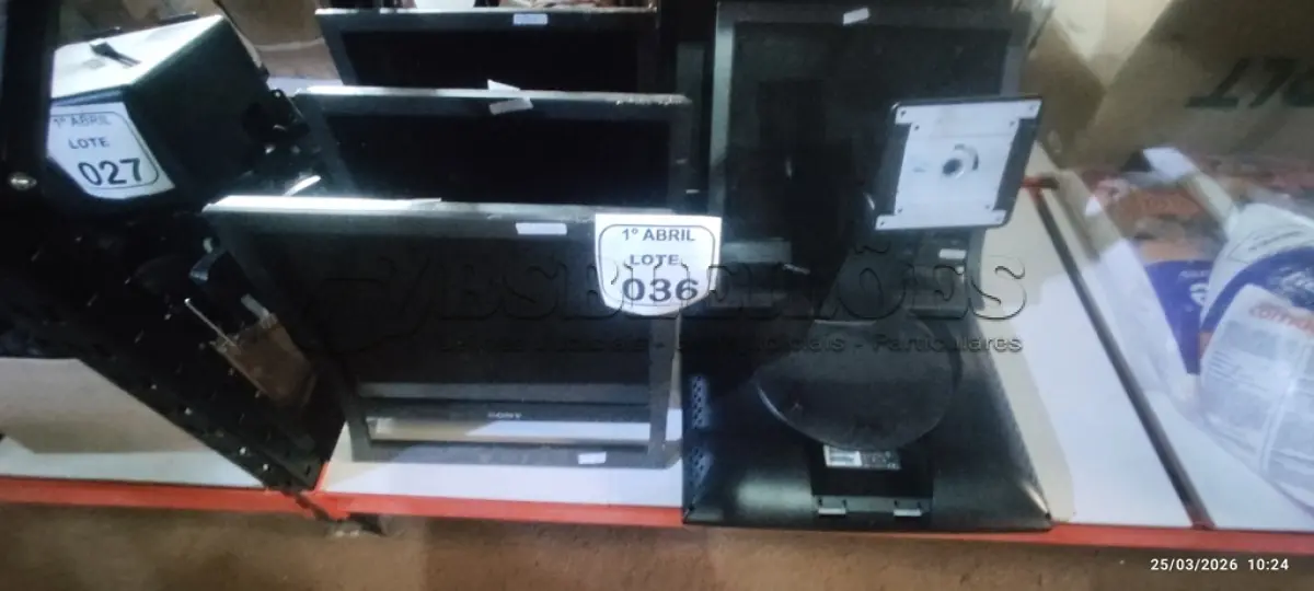 LOTE 036 - 06 MONITORES DE MARCAS E MODELOS DIVERSOS. (NO ESTADO) ATENÇÃO! FAZER A VISITAÇÃO ANTES DE ARREMATAR, NÃO SABEMOS SE FUNCIONA, LEILÃO NÃO TEM GARANTIA E NEM DEVOLUÇÃO, SUJEITO A POSSÍVEIS AVARIAS VISÍVEIS/OCULTAS E/OU AUSÊNCIA DE COMPONENTES.