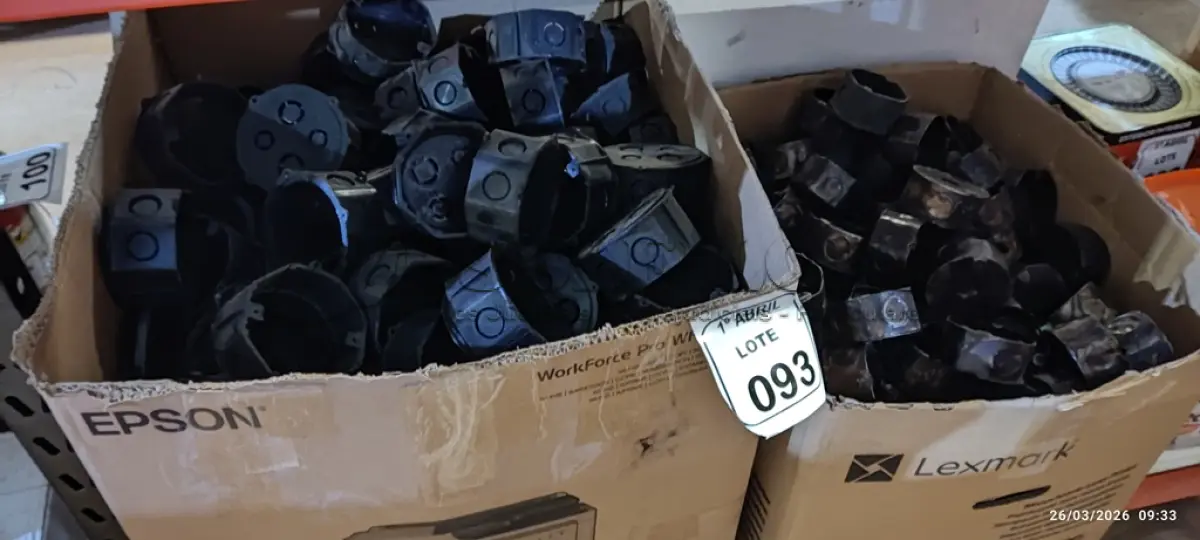 LOTE 093 - 01 LOTE COM GRANDE QUANTIDADE DE CAIXAS DE LUX REDONDA EM METAL E PVC E 02 LUMINARIAS DE EMBUTIR. (NO ESTADO) ATENÇÃO! FAZER A VISITAÇÃO ANTES DE ARREMATAR, NÃO SABEMOS SE FUNCIONA, LEILÃO NÃO TEM GARANTIA E NEM DEVOLUÇÃO, SUJEITO A POSSÍVEIS AVARIAS VISÍVEIS/OCULTAS E/OU AUSÊNCIA DE COMPONENTES.