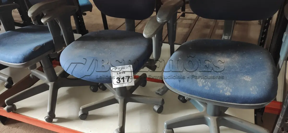 LOTE 317 - 03 CADEIRAS GIRATÓRIAS NA COR AZUL. (NO ESTADO) ATENÇÃO! FAZER A VISITAÇÃO ANTES DE ARREMATAR, NÃO SABEMOS SE FUNCIONA, LEILÃO NÃO TEM GARANTIA E NEM DEVOLUÇÃO, SUJEITO A POSSÍVEIS AVARIAS VISÍVEIS/OCULTAS E/OU AUSÊNCIA DE COMPONENTES.