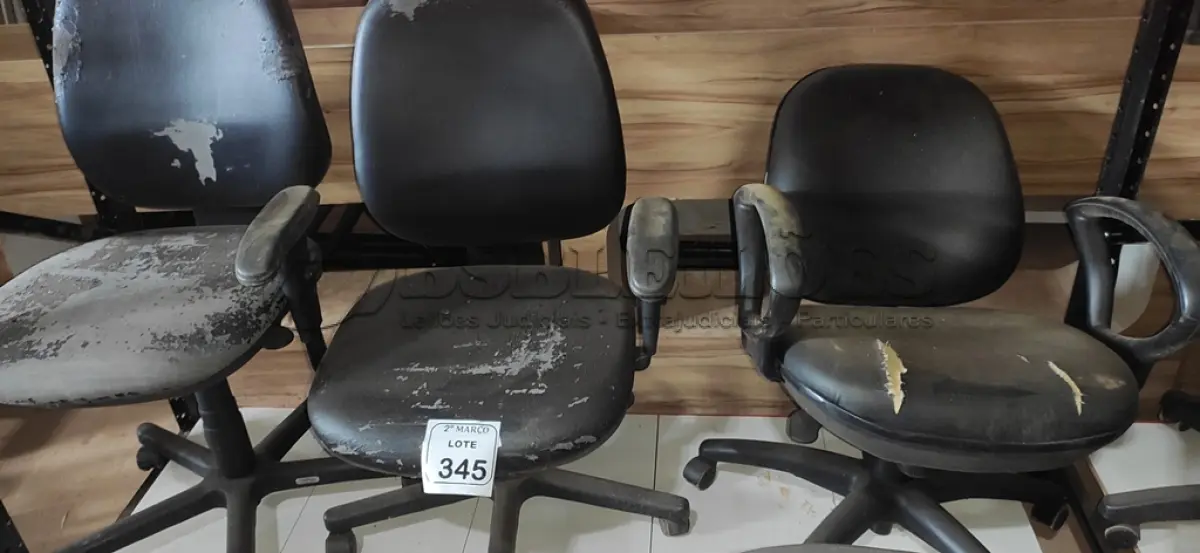 LOTE 345 - 03 CADEIRAS GIRATÓRIAS NA COR PRETA. (NO ESTADO) ATENÇÃO! FAZER A VISITAÇÃO ANTES DE ARREMATAR, NÃO SABEMOS SE FUNCIONA, LEILÃO NÃO TEM GARANTIA E NEM DEVOLUÇÃO, SUJEITO A POSSÍVEIS AVARIAS VISÍVEIS/OCULTAS E/OU AUSÊNCIA DE COMPONENTES.