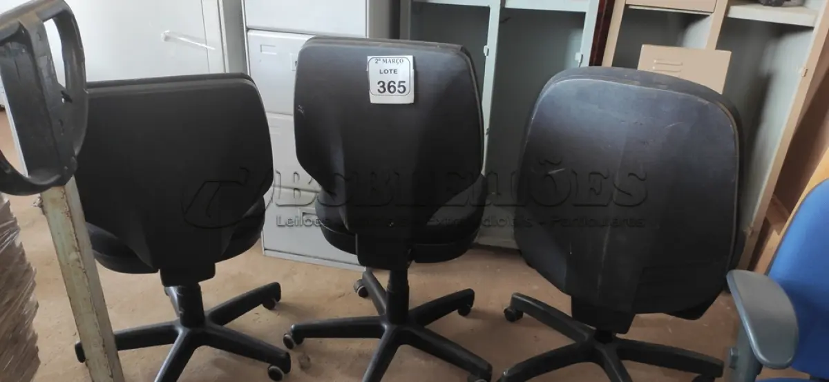 LOTE 365 - 03 CADEIRAS GIRATÓRIAS NA COR PRETA. (NO ESTADO) ATENÇÃO! FAZER A VISITAÇÃO ANTES DE ARREMATAR, NÃO SABEMOS SE FUNCIONA, LEILÃO NÃO TEM GARANTIA E NEM DEVOLUÇÃO, SUJEITO A POSSÍVEIS AVARIAS VISÍVEIS/OCULTAS E/OU AUSÊNCIA DE COMPONENTES.
