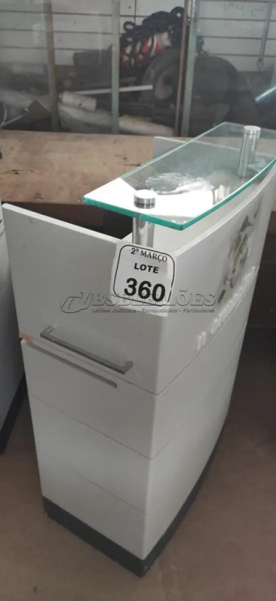 LOTE 360 - 01 BALCÃO PARA ATENDIMENTO EM MADEIRA. (NO ESTADO) ATENÇÃO! FAZER A VISITAÇÃO ANTES DE ARREMATAR, NÃO SABEMOS SE FUNCIONA, LEILÃO NÃO TEM GARANTIA E NEM DEVOLUÇÃO, SUJEITO A POSSÍVEIS AVARIAS VISÍVEIS/OCULTAS E/OU AUSÊNCIA DE COMPONENTES.