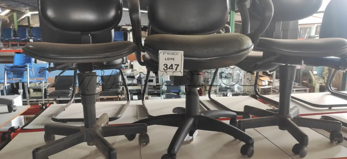 LOTE 347 - 03 CADEIRAS GIRATÓRIAS NA COR PRETA. (NO ESTADO) ATENÇÃO! FAZER A VISITAÇÃO ANTES DE ARREMATAR, NÃO SABEMOS SE FUNCIONA, LEILÃO NÃO TEM GARANTIA E NEM DEVOLUÇÃO, SUJEITO A POSSÍVEIS AVARIAS VISÍVEIS/OCULTAS E/OU AUSÊNCIA DE COMPONENTES.