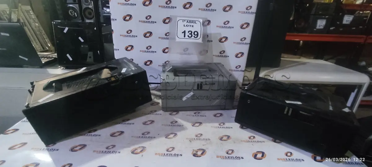 LOTE 139 - 03 TVS/RÁDIO PORTÁTEIS DE MARCAS E MODELOS DIVERSOS. (NO ESTADO) ATENÇÃO! FAZER A VISITAÇÃO ANTES DE ARREMATAR, NÃO SABEMOS SE FUNCIONA, LEILÃO NÃO TEM GARANTIA E NEM DEVOLUÇÃO, SUJEITO A POSSÍVEIS AVARIAS VISÍVEIS/OCULTAS E/OU AUSÊNCIA DE COMPONENTES.