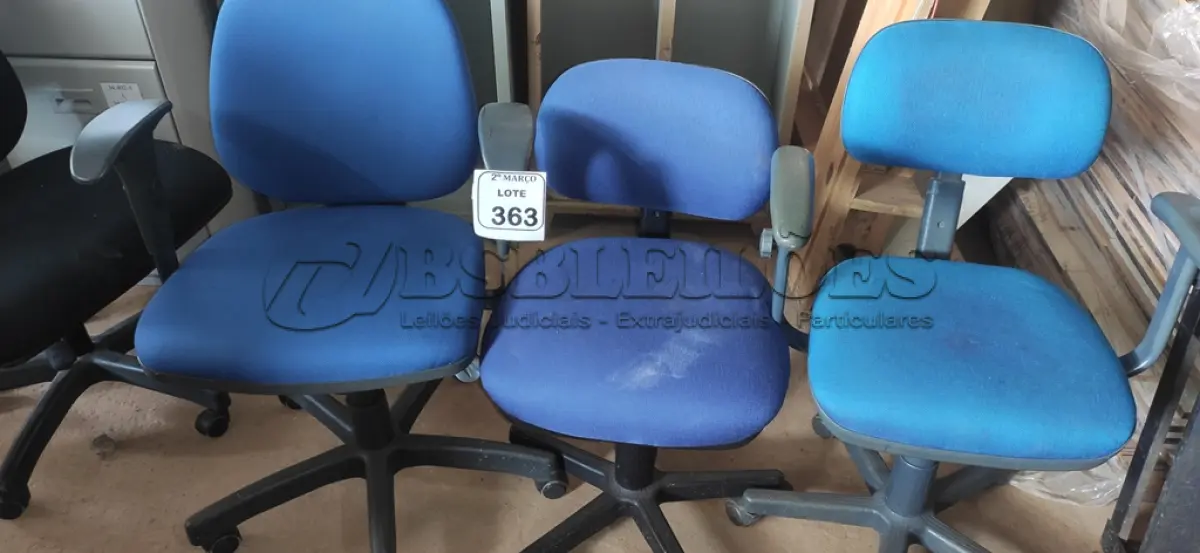 LOTE 363 - 03 CADEIRAS GIRATÓRIAS NA COR AZUL. (NO ESTADO) ATENÇÃO! FAZER A VISITAÇÃO ANTES DE ARREMATAR, NÃO SABEMOS SE FUNCIONA, LEILÃO NÃO TEM GARANTIA E NEM DEVOLUÇÃO, SUJEITO A POSSÍVEIS AVARIAS VISÍVEIS/OCULTAS E/OU AUSÊNCIA DE COMPONENTES.