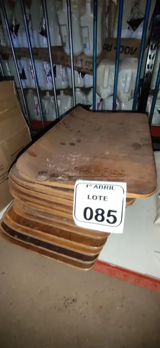 LOTE 085 - 20 PLACAS DE MADEIRA. (NO ESTADO) ATENÇÃO! FAZER A VISITAÇÃO ANTES DE ARREMATAR, NÃO SABEMOS SE FUNCIONA, LEILÃO NÃO TEM GARANTIA E NEM DEVOLUÇÃO, SUJEITO A POSSÍVEIS AVARIAS VISÍVEIS/OCULTAS E/OU AUSÊNCIA DE COMPONENTES.