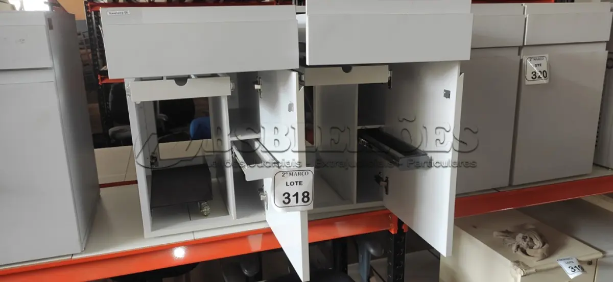 LOTE 318 - 02 ARMÁRIOS PARA CPU COM 01 PORTA E 01 GAVETA. (NO ESTADO) ATENÇÃO! FAZER A VISITAÇÃO ANTES DE ARREMATAR, NÃO SABEMOS SE FUNCIONA, LEILÃO NÃO TEM GARANTIA E NEM DEVOLUÇÃO, SUJEITO A POSSÍVEIS AVARIAS VISÍVEIS/OCULTAS E/OU AUSÊNCIA DE COMPONENTES.