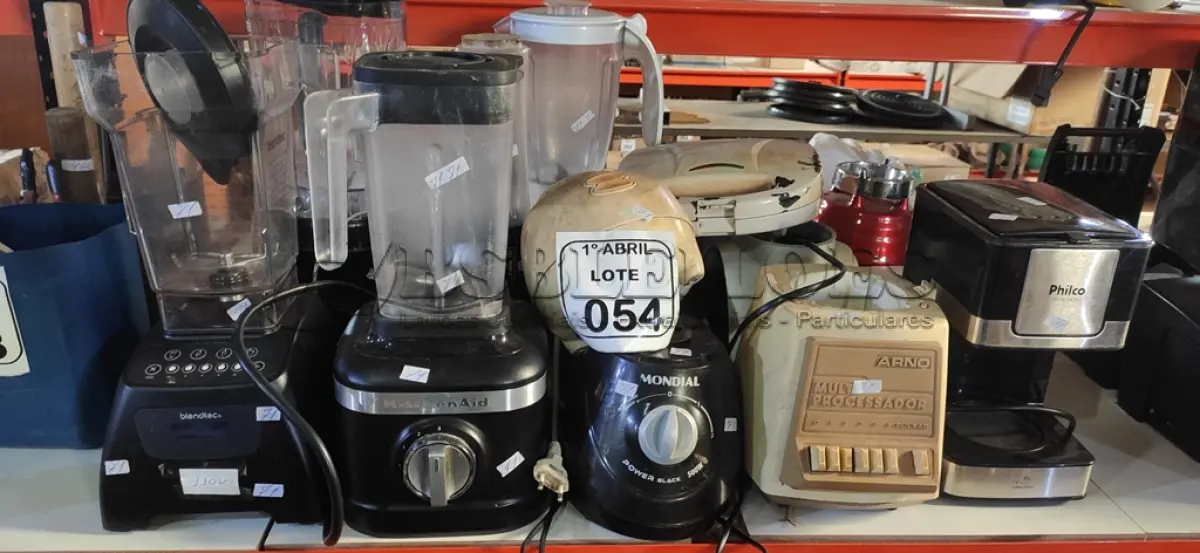 LOTE 054 - 01 CAFETEIRA MARCA PHILCO, 01 SANDUICHEIRAS E VÁRIOS LIQUIDIFICADORES E MOTORES AVULSOS DE MARCAS E MODELOS DIVERSOS. (NO ESTADO) ATENÇÃO! FAZER A VISITAÇÃO ANTES DE ARREMATAR, NÃO SABEMOS SE FUNCIONA, LEILÃO NÃO TEM GARANTIA E NEM DEVOLUÇÃO, SUJEITO A POSSÍVEIS AVARIAS VISÍVEIS/OCULTAS E/OU AUSÊNCIA DE COMPONENTES.
