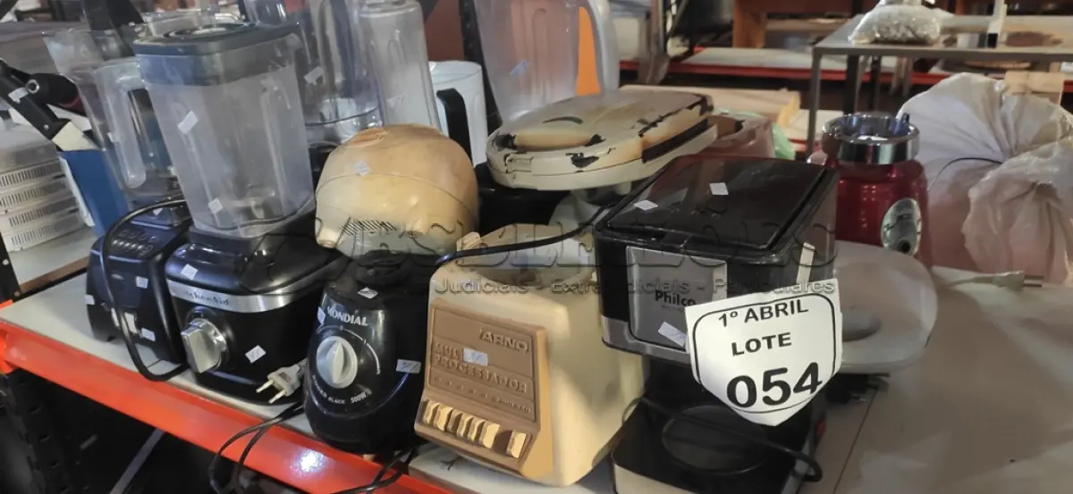 LOTE 054 - 01 CAFETEIRA MARCA PHILCO, 01 SANDUICHEIRAS E VÁRIOS LIQUIDIFICADORES E MOTORES AVULSOS DE MARCAS E MODELOS DIVERSOS. (NO ESTADO) ATENÇÃO! FAZER A VISITAÇÃO ANTES DE ARREMATAR, NÃO SABEMOS SE FUNCIONA, LEILÃO NÃO TEM GARANTIA E NEM DEVOLUÇÃO, SUJEITO A POSSÍVEIS AVARIAS VISÍVEIS/OCULTAS E/OU AUSÊNCIA DE COMPONENTES.