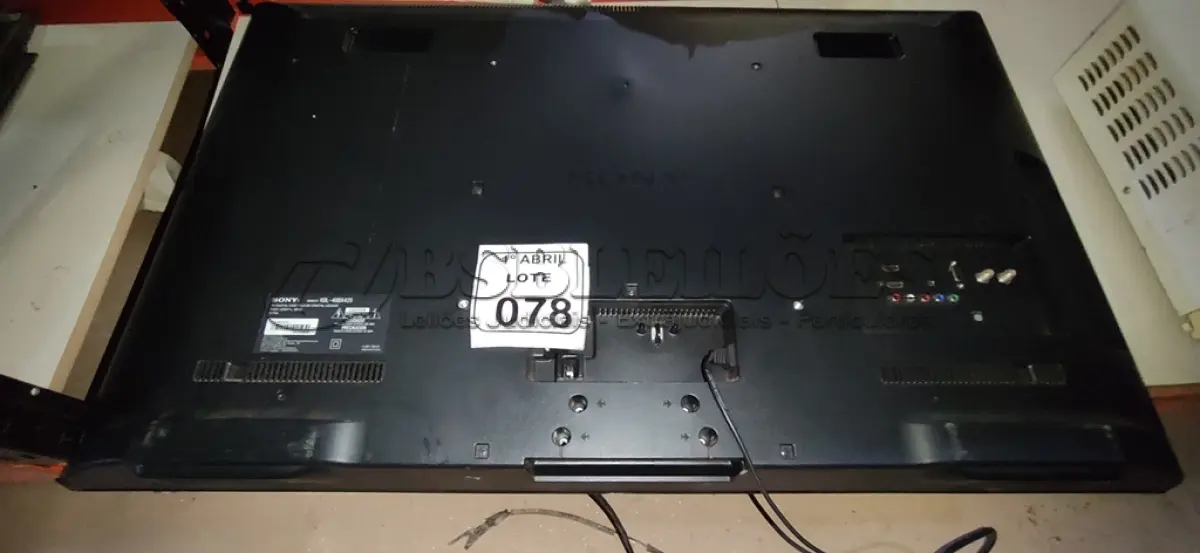 LOTE 078 - 01 TV LCD 40’’ MARCA SONY. (NO ESTADO) ATENÇÃO! FAZER A VISITAÇÃO ANTES DE ARREMATAR, NÃO SABEMOS SE FUNCIONA, LEILÃO NÃO TEM GARANTIA E NEM DEVOLUÇÃO, SUJEITO A POSSÍVEIS AVARIAS VISÍVEIS/OCULTAS E/OU AUSÊNCIA DE COMPONENTES.