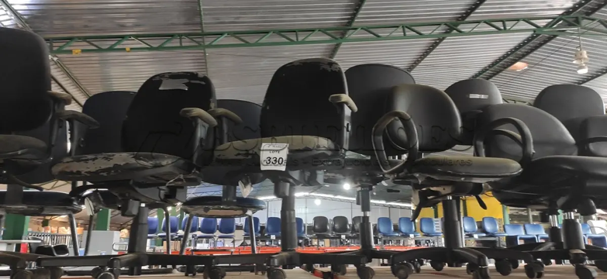 LOTE 330 - 06 CADEIRAS GIRATÓRIAS NA COR PRETA. (NO ESTADO) ATENÇÃO! FAZER A VISITAÇÃO ANTES DE ARREMATAR, NÃO SABEMOS SE FUNCIONA, LEILÃO NÃO TEM GARANTIA E NEM DEVOLUÇÃO, SUJEITO A POSSÍVEIS AVARIAS VISÍVEIS/OCULTAS E/OU AUSÊNCIA DE COMPONENTES.
