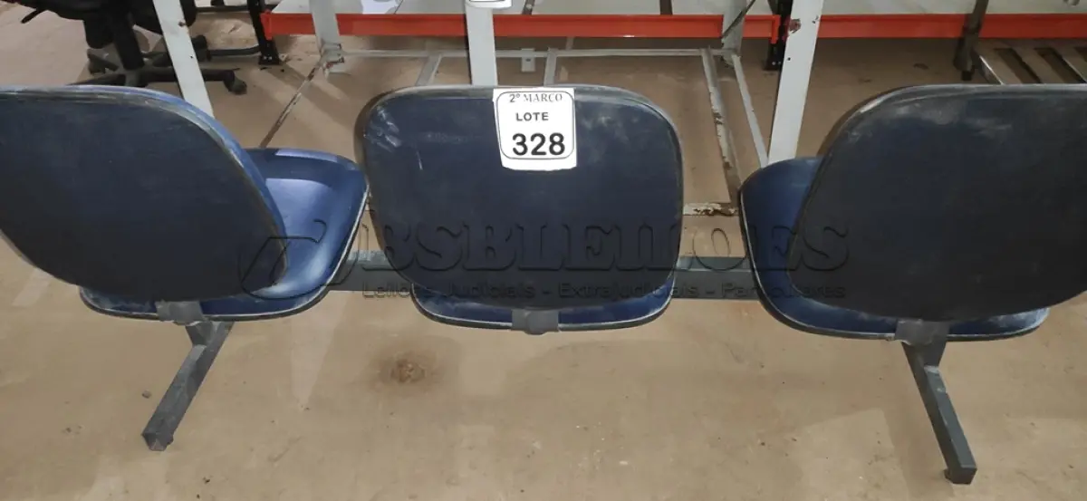 LOTE 328 - 01 CADEIRA TIPO LONGARINA COM 03 LUGARES NA COR AZUL. (NO ESTADO) ATENÇÃO! FAZER A VISITAÇÃO ANTES DE ARREMATAR, NÃO SABEMOS SE FUNCIONA, LEILÃO NÃO TEM GARANTIA E NEM DEVOLUÇÃO, SUJEITO A POSSÍVEIS AVARIAS VISÍVEIS/OCULTAS E/OU AUSÊNCIA DE COMPONENTES.
