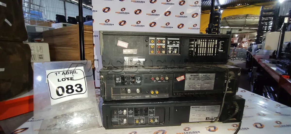 LOTE 083 - 01 VIDEOCASSETE MODELO NV-W1 HI-FI STEREO MARCA PANASONIC E 02 VIDEOCASSETES MODELOS ANTIGOS. (NO ESTADO) ATENÇÃO! FAZER A VISITAÇÃO ANTES DE ARREMATAR, NÃO SABEMOS SE FUNCIONA, LEILÃO NÃO TEM GARANTIA E NEM DEVOLUÇÃO, SUJEITO A POSSÍVEIS AVARIAS VISÍVEIS/OCULTAS E/OU AUSÊNCIA DE COMPONENTES.