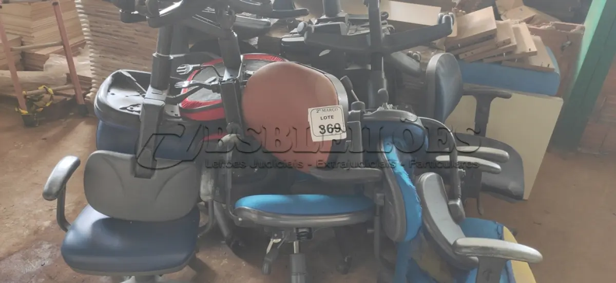 LOTE 369 - 01 LOTE COM VÁRIAS CADEIRAS DE ESCRITÓRIO PARA RETIRADA DE PEÇAS. (NO ESTADO) ATENÇÃO! FAZER A VISITAÇÃO ANTES DE ARREMATAR, NÃO SABEMOS SE FUNCIONA, LEILÃO NÃO TEM GARANTIA E NEM DEVOLUÇÃO, SUJEITO A POSSÍVEIS AVARIAS VISÍVEIS/OCULTAS E/OU AUSÊNCIA DE COMPONENTES.