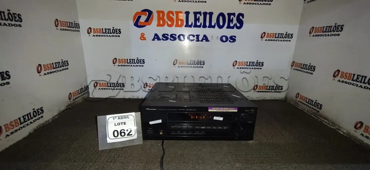 LOTE 062 - 01 RECEIVER MODELO VSX-D510 MARCA PIONEER. (NO ESTADO) ATENÇÃO! FAZER A VISITAÇÃO ANTES DE ARREMATAR, NÃO SABEMOS SE FUNCIONA, LEILÃO NÃO TEM GARANTIA E NEM DEVOLUÇÃO, SUJEITO A POSSÍVEIS AVARIAS VISÍVEIS/OCULTAS E/OU AUSÊNCIA DE COMPONENTES.