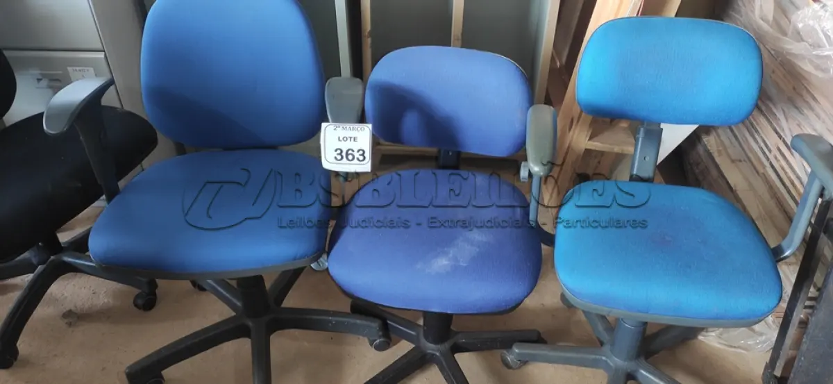 LOTE 363 - 03 CADEIRAS GIRATÓRIAS NA COR AZUL. (NO ESTADO) ATENÇÃO! FAZER A VISITAÇÃO ANTES DE ARREMATAR, NÃO SABEMOS SE FUNCIONA, LEILÃO NÃO TEM GARANTIA E NEM DEVOLUÇÃO, SUJEITO A POSSÍVEIS AVARIAS VISÍVEIS/OCULTAS E/OU AUSÊNCIA DE COMPONENTES.