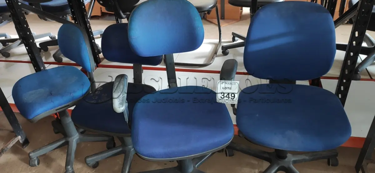 LOTE 349 - 04 CADEIRAS GIRATÓRIAS NA COR AZUL. (NO ESTADO) ATENÇÃO! FAZER A VISITAÇÃO ANTES DE ARREMATAR, NÃO SABEMOS SE FUNCIONA, LEILÃO NÃO TEM GARANTIA E NEM DEVOLUÇÃO, SUJEITO A POSSÍVEIS AVARIAS VISÍVEIS/OCULTAS E/OU AUSÊNCIA DE COMPONENTES.