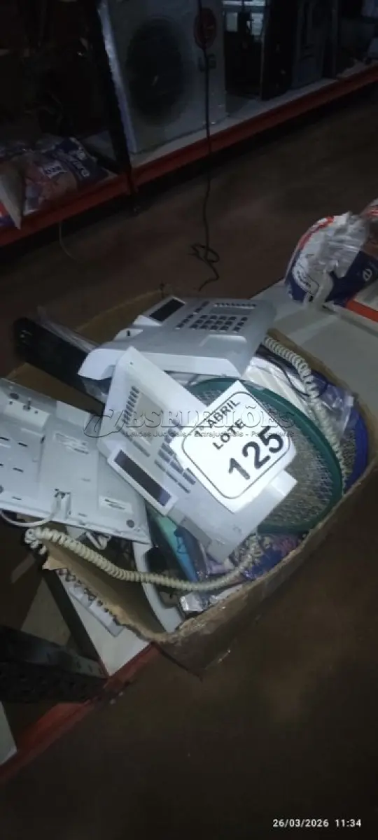 LOTE 125 - 01 CAIXA COM TELEFONES FIXOS, RAQUETES ELÉTRICAS, HEADPHONES E CAIXINHAS PARA PC DE MARCAS E MODELOS DIVERSOS. (NO ESTADO) ATENÇÃO! FAZER A VISITAÇÃO ANTES DE ARREMATAR, NÃO SABEMOS SE FUNCIONA, LEILÃO NÃO TEM GARANTIA E NEM DEVOLUÇÃO, SUJEITO A POSSÍVEIS AVARIAS VISÍVEIS/OCULTAS E/OU AUSÊNCIA DE COMPONENTES.