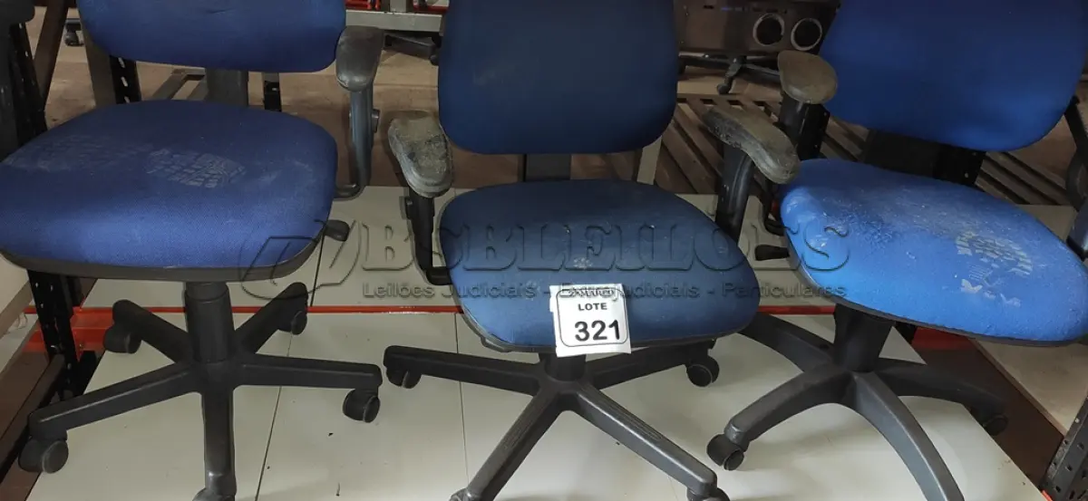 LOTE 321 - 03 CADEIRAS GIRATÓRIAS NA COR AZUL. (NO ESTADO) ATENÇÃO! FAZER A VISITAÇÃO ANTES DE ARREMATAR, NÃO SABEMOS SE FUNCIONA, LEILÃO NÃO TEM GARANTIA E NEM DEVOLUÇÃO, SUJEITO A POSSÍVEIS AVARIAS VISÍVEIS/OCULTAS E/OU AUSÊNCIA DE COMPONENTES.