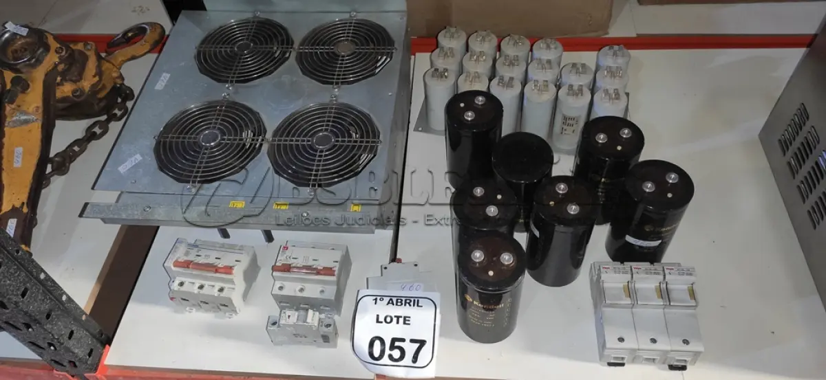 LOTE 057 - 01 LOTE COM VÁRIOS CAPACITORES, DISJUNTORES E 01 COOLER DE REFRIGERAÇÃO. (NO ESTADO) ATENÇÃO! FAZER A VISITAÇÃO ANTES DE ARREMATAR, NÃO SABEMOS SE FUNCIONA, LEILÃO NÃO TEM GARANTIA E NEM DEVOLUÇÃO, SUJEITO A POSSÍVEIS AVARIAS VISÍVEIS/OCULTAS E/OU AUSÊNCIA DE COMPONENTES.