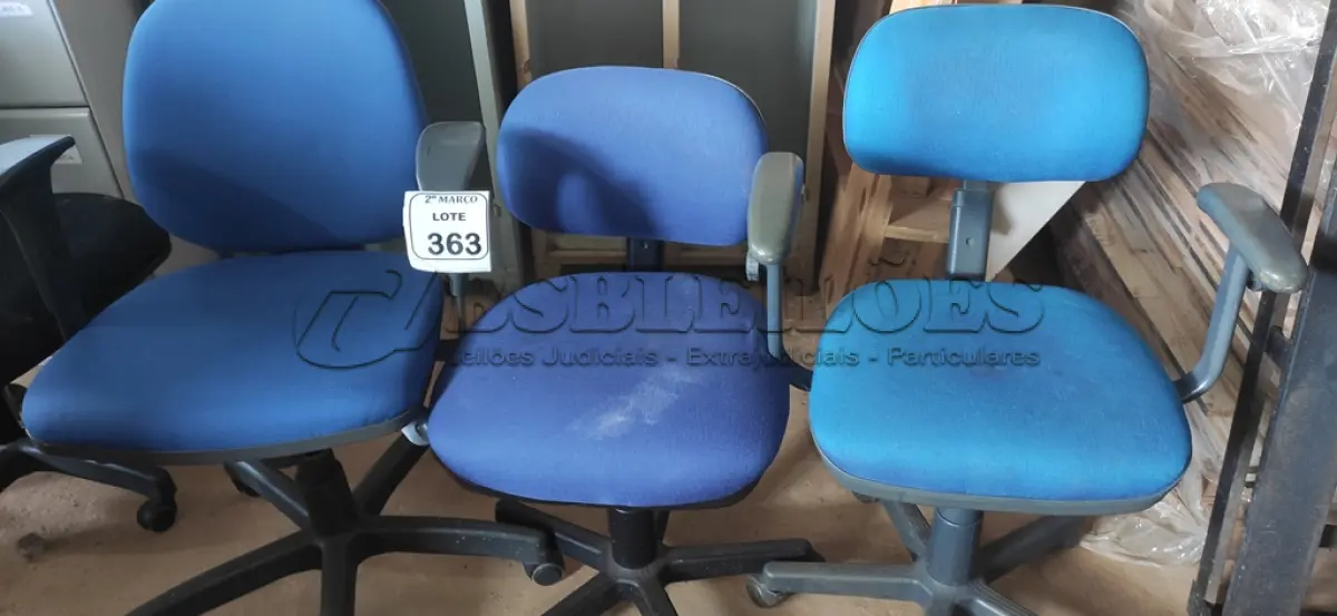 LOTE 363 - 03 CADEIRAS GIRATÓRIAS NA COR AZUL. (NO ESTADO) ATENÇÃO! FAZER A VISITAÇÃO ANTES DE ARREMATAR, NÃO SABEMOS SE FUNCIONA, LEILÃO NÃO TEM GARANTIA E NEM DEVOLUÇÃO, SUJEITO A POSSÍVEIS AVARIAS VISÍVEIS/OCULTAS E/OU AUSÊNCIA DE COMPONENTES.
