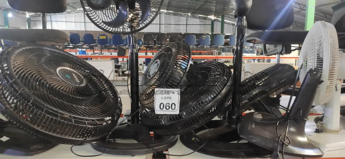 LOTE 060 - 01 LOTE COM VÁRIOS VENTILADORES DE MARCAS E MODELOS DIVERSOS PARA RETIRADA DE PEÇAS. (NO ESTADO) ATENÇÃO! FAZER A VISITAÇÃO ANTES DE ARREMATAR, NÃO SABEMOS SE FUNCIONA, LEILÃO NÃO TEM GARANTIA E NEM DEVOLUÇÃO, SUJEITO A POSSÍVEIS AVARIAS VISÍVEIS/OCULTAS E/OU AUSÊNCIA DE COMPONENTES.