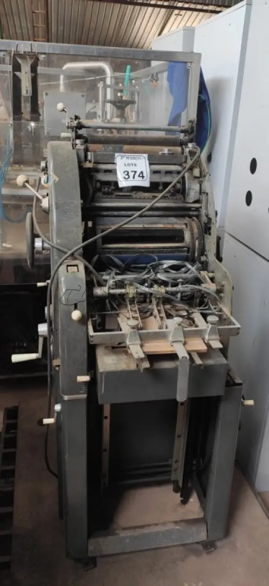 LOTE 374 - 01 MÁQUINA IMPRESSORA OFFSET INDUSTRIAL.  (NO ESTADO) ATENÇÃO! FAZER A VISITAÇÃO ANTES DE ARREMATAR, NÃO SABEMOS SE FUNCIONA. LEILÃO NÃO TEM GARANTIA E NEM DEVOLUÇÃO, SUJEITO A POSSÍVEIS AVARIAS VISÍVEIS/OCULTAS E/OU AUSÊNCIA DE COMPONENTES.