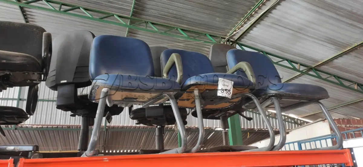 LOTE 355 - 03 CADEIRAS COM PÉS FIXOS NA COR PRETA. (NO ESTADO) ATENÇÃO! FAZER A VISITAÇÃO ANTES DE ARREMATAR, NÃO SABEMOS SE FUNCIONA, LEILÃO NÃO TEM GARANTIA E NEM DEVOLUÇÃO, SUJEITO A POSSÍVEIS AVARIAS VISÍVEIS/OCULTAS E/OU AUSÊNCIA DE COMPONENTES.