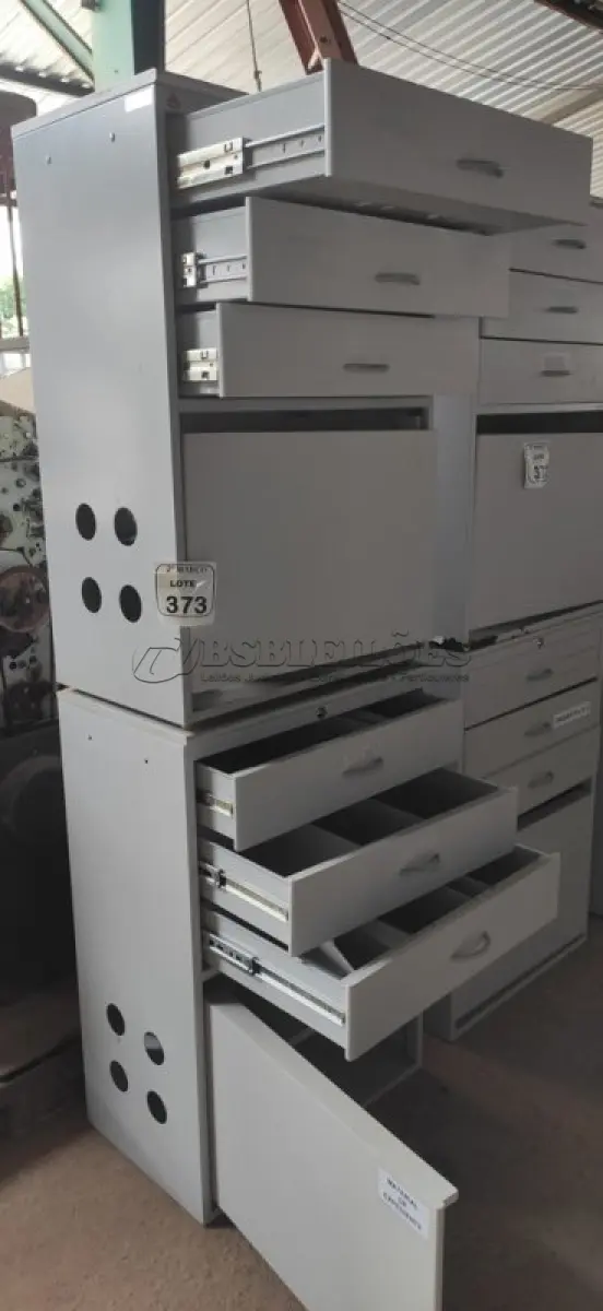 LOTE 373 - 02 GAVETEIROS DE ESCRITÓRIO EM AÇO E MADEIRA COM 03 GAVETAS E 01 PORTA COM 02 COM PARTIMENTOS. (NO ESTADO) ATENÇÃO! FAZER A VISITAÇÃO ANTES DE ARREMATAR, NÃO SABEMOS SE FUNCIONA, LEILÃO NÃO TEM GARANTIA E NEM DEVOLUÇÃO, SUJEITO A POSSÍVEIS AVARIAS VISÍVEIS/OCULTAS E/OU AUSÊNCIA DE COMPONENTES.