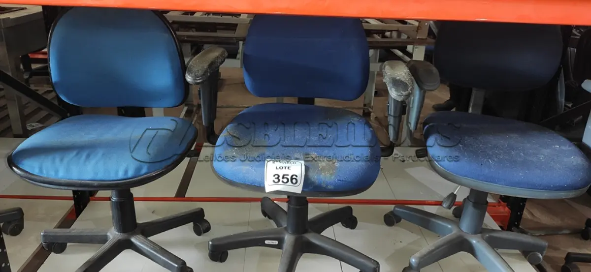 LOTE 356 - 03 CADEIRAS GIRATÓRIAS NA COR AZUL. (NO ESTADO) ATENÇÃO! FAZER A VISITAÇÃO ANTES DE ARREMATAR, NÃO SABEMOS SE FUNCIONA, LEILÃO NÃO TEM GARANTIA E NEM DEVOLUÇÃO, SUJEITO A POSSÍVEIS AVARIAS VISÍVEIS/OCULTAS E/OU AUSÊNCIA DE COMPONENTES.
