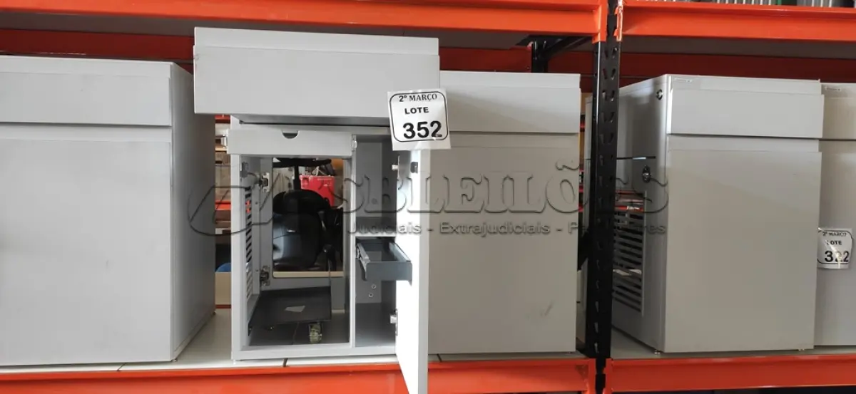 LOTE 352 - 02 ARMÁRIOS PARA CPU COM 01 PORTA E 01 GAVETA. (NO ESTADO) ATENÇÃO! FAZER A VISITAÇÃO ANTES DE ARREMATAR, NÃO SABEMOS SE FUNCIONA, LEILÃO NÃO TEM GARANTIA E NEM DEVOLUÇÃO, SUJEITO A POSSÍVEIS AVARIAS VISÍVEIS/OCULTAS E/OU AUSÊNCIA DE COMPONENTES.