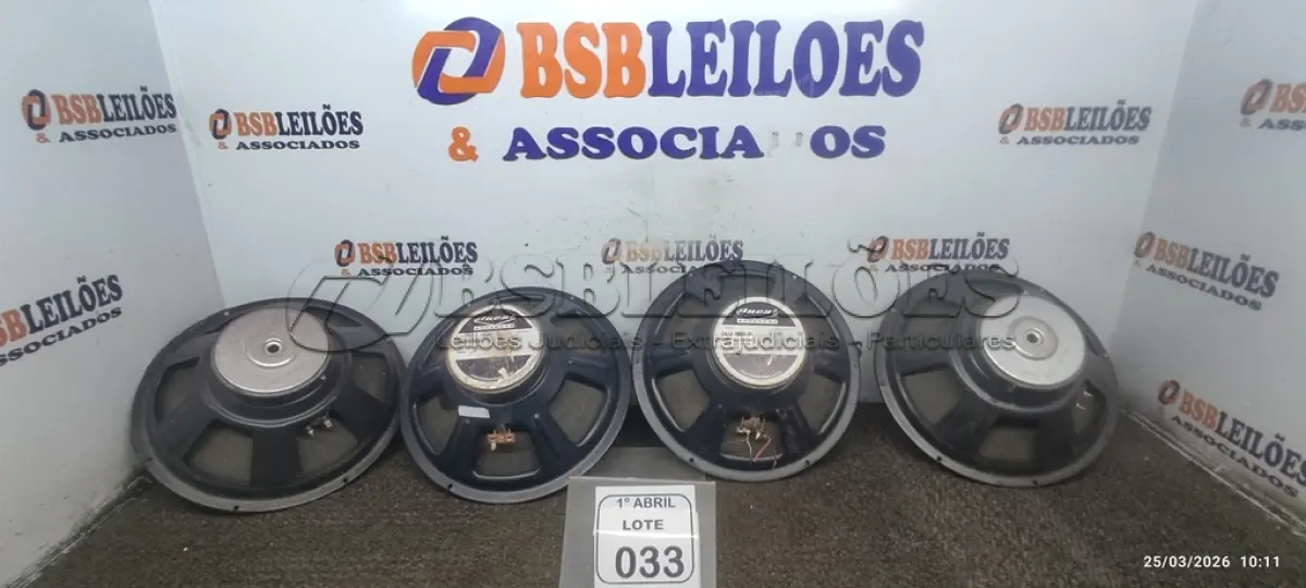 LOTE 033 - 04 ALTO-FALANTES DE SOM. (NO ESTADO) ATENÇÃO! FAZER A VISITAÇÃO ANTES DE ARREMATAR, NÃO SABEMOS SE FUNCIONA, LEILÃO NÃO TEM GARANTIA E NEM DEVOLUÇÃO, SUJEITO A POSSÍVEIS AVARIAS VISÍVEIS/OCULTAS E/OU AUSÊNCIA DE COMPONENTES.