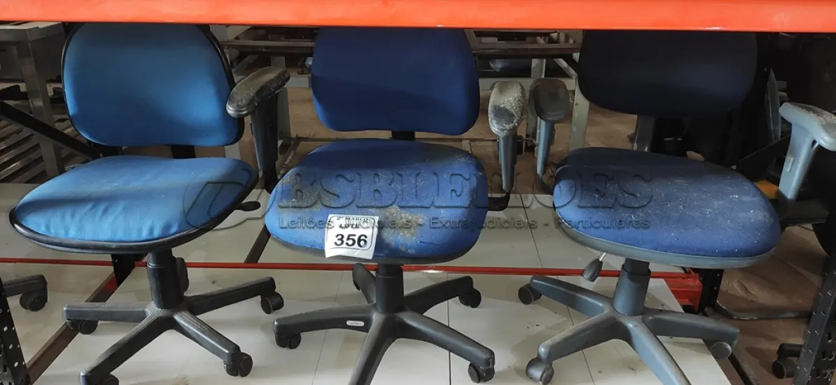 LOTE 356 - 03 CADEIRAS GIRATÓRIAS NA COR AZUL. (NO ESTADO) ATENÇÃO! FAZER A VISITAÇÃO ANTES DE ARREMATAR, NÃO SABEMOS SE FUNCIONA, LEILÃO NÃO TEM GARANTIA E NEM DEVOLUÇÃO, SUJEITO A POSSÍVEIS AVARIAS VISÍVEIS/OCULTAS E/OU AUSÊNCIA DE COMPONENTES.