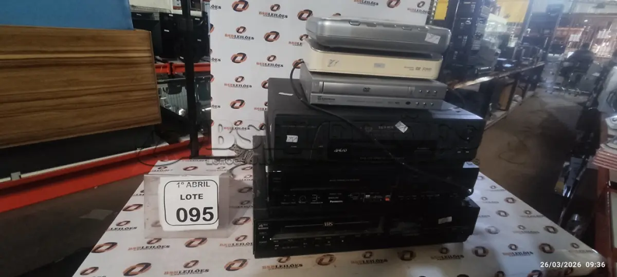 LOTE 095 - 03 APARELHOS DE VÍDEO CASSETE DE MARCAS E MODELOS DIVERSOS E 03 APARELHOS DE DVD DE MARCAS E MODELOS DIVERSOS. (NO ESTADO) ATENÇÃO! FAZER A VISITAÇÃO ANTES DE ARREMATAR, NÃO SABEMOS SE FUNCIONA, LEILÃO NÃO TEM GARANTIA E NEM DEVOLUÇÃO, SUJEITO A POSSÍVEIS AVARIAS VISÍVEIS/OCULTAS E/OU AUSÊNCIA DE COMPONENTES.