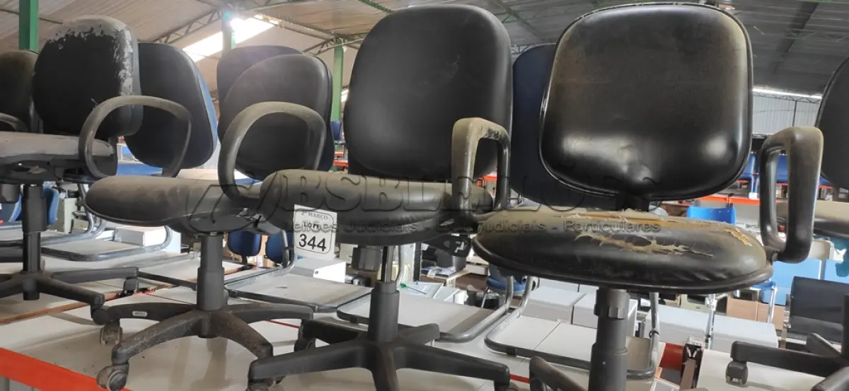 LOTE 344 - 03 CADEIRAS GIRATÓRIAS NA COR PRETA. (NO ESTADO) ATENÇÃO! FAZER A VISITAÇÃO ANTES DE ARREMATAR, NÃO SABEMOS SE FUNCIONA, LEILÃO NÃO TEM GARANTIA E NEM DEVOLUÇÃO, SUJEITO A POSSÍVEIS AVARIAS VISÍVEIS/OCULTAS E/OU AUSÊNCIA DE COMPONENTES.