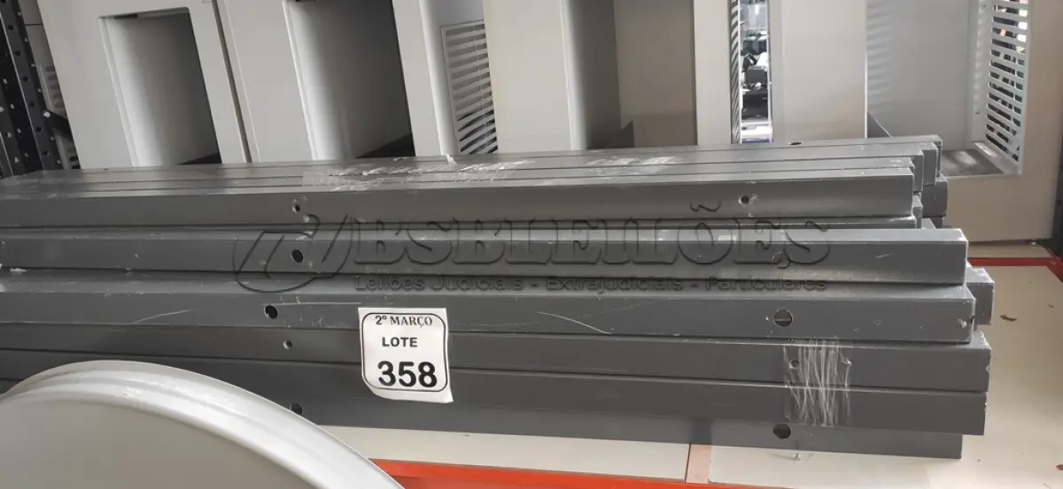 LOTE 358 - 49 PEÇAS DE TUBO DE FERRO QUADRADO DE APROXIMADAMENTE 35,5 CM. (NO ESTADO) ATENÇÃO! FAZER A VISITAÇÃO ANTES DE ARREMATAR, NÃO SABEMOS SE FUNCIONA, LEILÃO NÃO TEM GARANTIA E NEM DEVOLUÇÃO, SUJEITO A POSSÍVEIS AVARIAS VISÍVEIS/OCULTAS E/OU AUSÊNCIA DE COMPONENTES.