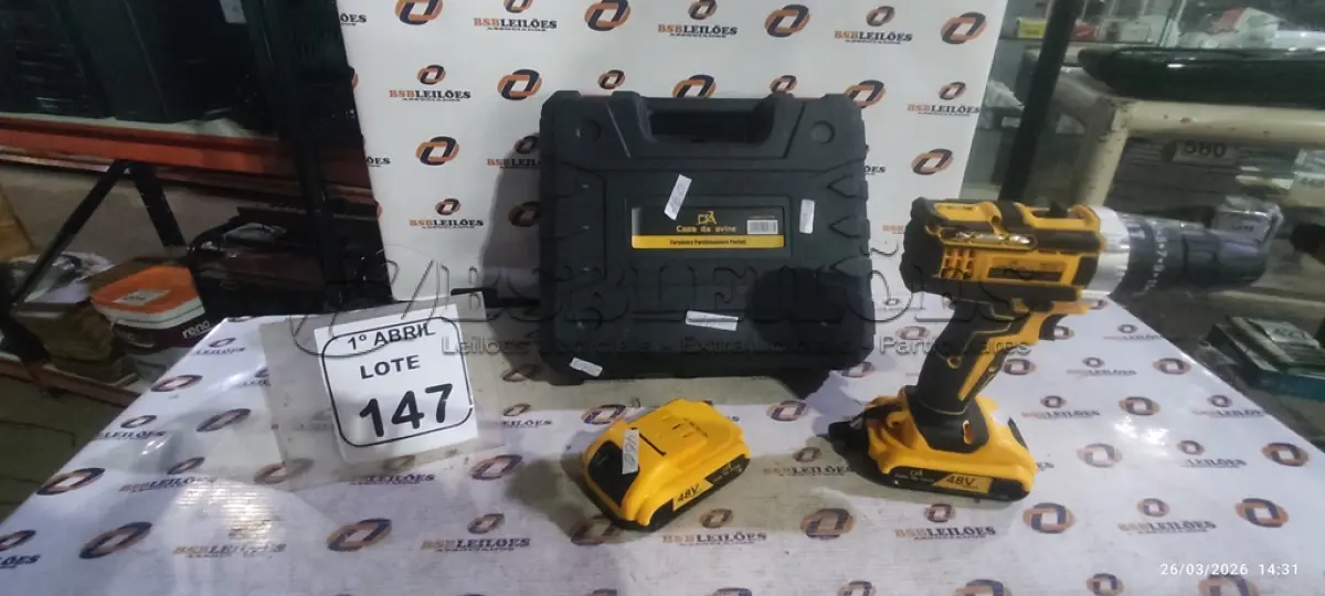LOTE 147 - 01 FURADEIRA COM 02 BATERIAS, BITS E MALETA. (NO ESTADO) ATENÇÃO! FAZER A VISITAÇÃO ANTES DE ARREMATAR, NÃO SABEMOS SE FUNCIONA, LEILÃO NÃO TEM GARANTIA E NEM DEVOLUÇÃO, SUJEITO A POSSÍVEIS AVARIAS VISÍVEIS/OCULTAS E/OU AUSÊNCIA DE COMPONENTES.