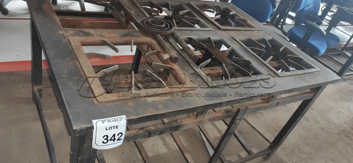 LOTE 342 - 01 FOGÃO INDUSTRIAL DE 06 BOCAS INCOMPLETO. (NO ESTADO) ATENÇÃO! FAZER A VISITAÇÃO ANTES DE ARREMATAR, NÃO SABEMOS SE FUNCIONA, LEILÃO NÃO TEM GARANTIA E NEM DEVOLUÇÃO, SUJEITO A POSSÍVEIS AVARIAS VISÍVEIS/OCULTAS E/OU AUSÊNCIA DE COMPONENTES.