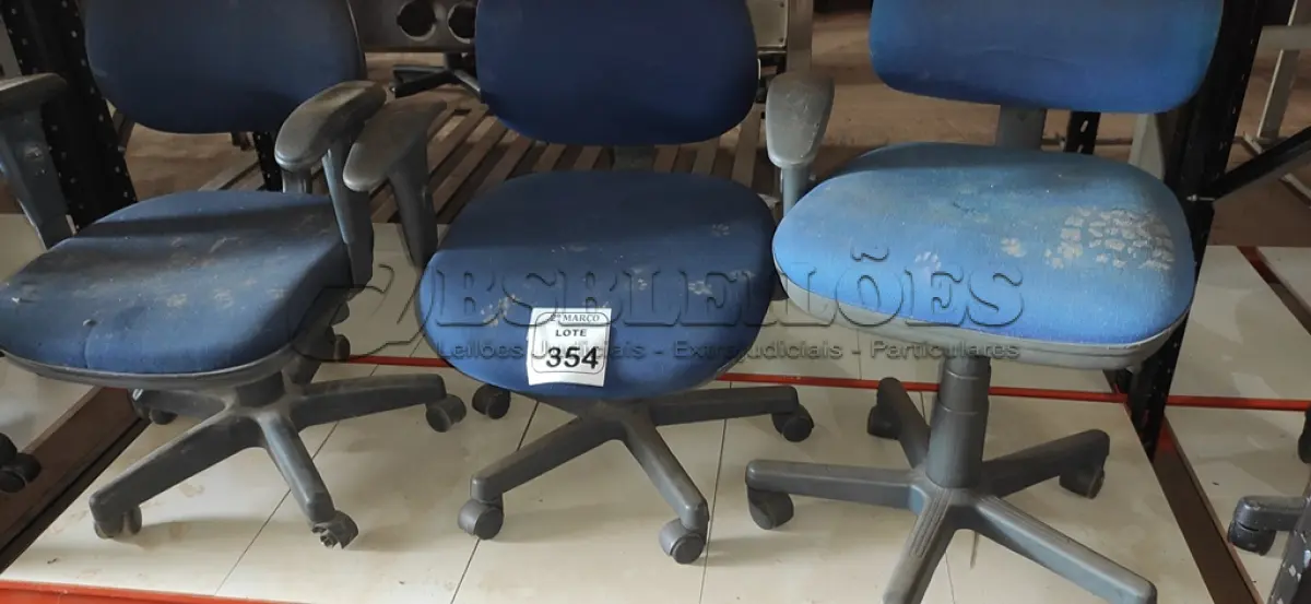 LOTE 354 - 03 CADEIRAS GIRATÓRIAS NA COR AZUL. (NO ESTADO) ATENÇÃO! FAZER A VISITAÇÃO ANTES DE ARREMATAR, NÃO SABEMOS SE FUNCIONA, LEILÃO NÃO TEM GARANTIA E NEM DEVOLUÇÃO, SUJEITO A POSSÍVEIS AVARIAS VISÍVEIS/OCULTAS E/OU AUSÊNCIA DE COMPONENTES.