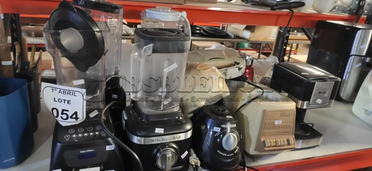 LOTE 054 - 01 CAFETEIRA MARCA PHILCO, 01 SANDUICHEIRAS E VÁRIOS LIQUIDIFICADORES E MOTORES AVULSOS DE MARCAS E MODELOS DIVERSOS. (NO ESTADO) ATENÇÃO! FAZER A VISITAÇÃO ANTES DE ARREMATAR, NÃO SABEMOS SE FUNCIONA, LEILÃO NÃO TEM GARANTIA E NEM DEVOLUÇÃO, SUJEITO A POSSÍVEIS AVARIAS VISÍVEIS/OCULTAS E/OU AUSÊNCIA DE COMPONENTES.