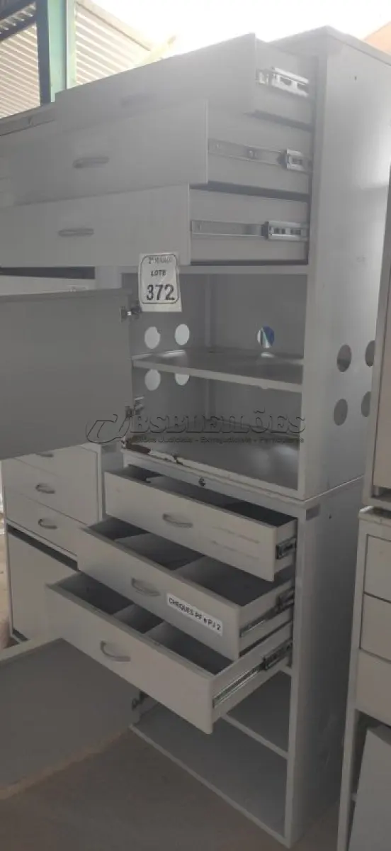 LOTE 372 - 02 GAVETEIROS DE ESCRITÓRIO EM AÇO E MADEIRA COM 03 GAVETAS E 01 PORTA COM 02 COM PARTIMENTOS. (NO ESTADO) ATENÇÃO! FAZER A VISITAÇÃO ANTES DE ARREMATAR, NÃO SABEMOS SE FUNCIONA, LEILÃO NÃO TEM GARANTIA E NEM DEVOLUÇÃO, SUJEITO A POSSÍVEIS AVARIAS VISÍVEIS/OCULTAS E/OU AUSÊNCIA DE COMPONENTES.