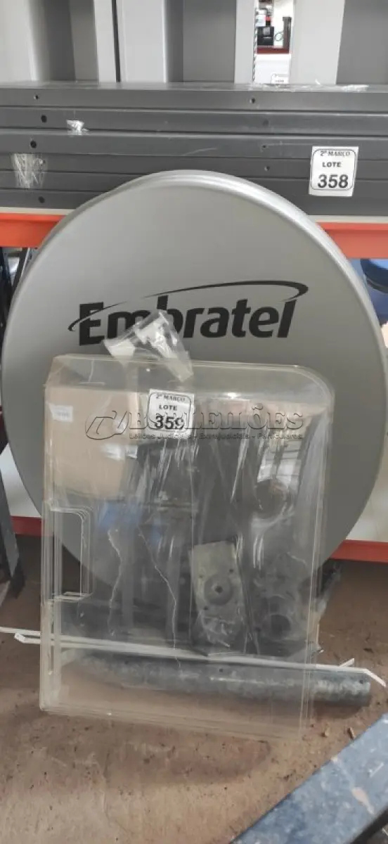 LOTE 359 - 01 ANTENA PARABÓLICA MARCA EMBRATEL E 06 PEÇAS DE ACRÍLICO AVULSO. (NO ESTADO) ATENÇÃO! FAZER A VISITAÇÃO ANTES DE ARREMATAR, NÃO SABEMOS SE FUNCIONA, LEILÃO NÃO TEM GARANTIA E NEM DEVOLUÇÃO, SUJEITO A POSSÍVEIS AVARIAS VISÍVEIS/OCULTAS E/OU AUSÊNCIA DE COMPONENTES.